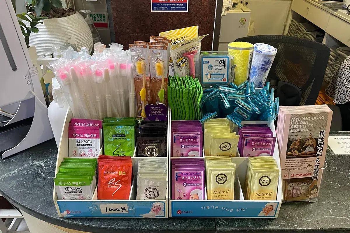 韓国サウナ内の売店に揃えられたアメニティ用品。