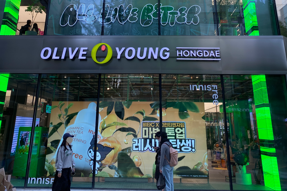 ソウル弘大のオリーブヤング店舗外観写真。オープニング時の装飾が見える。