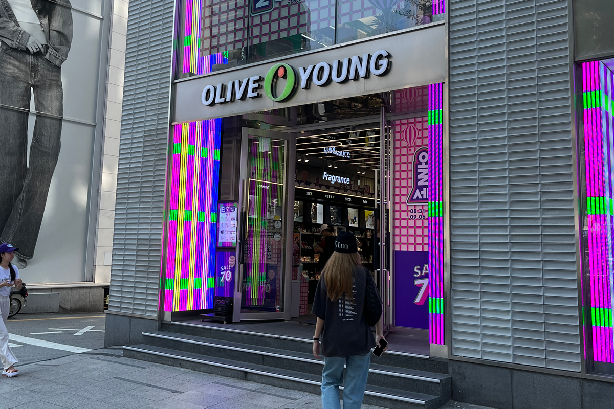 ソウル江南のオリーブヤング店舗正面入り口の写真。