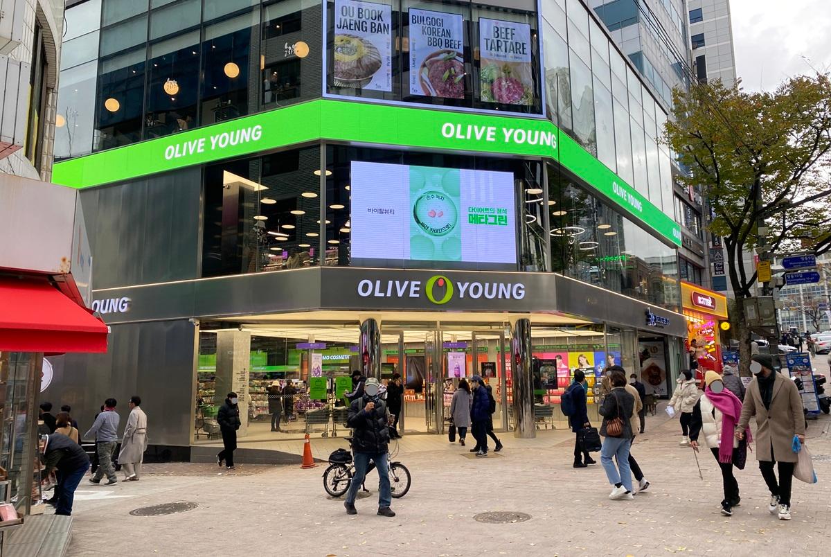 ソウルの明洞にあるオリーブヤング店舗の外観写真。