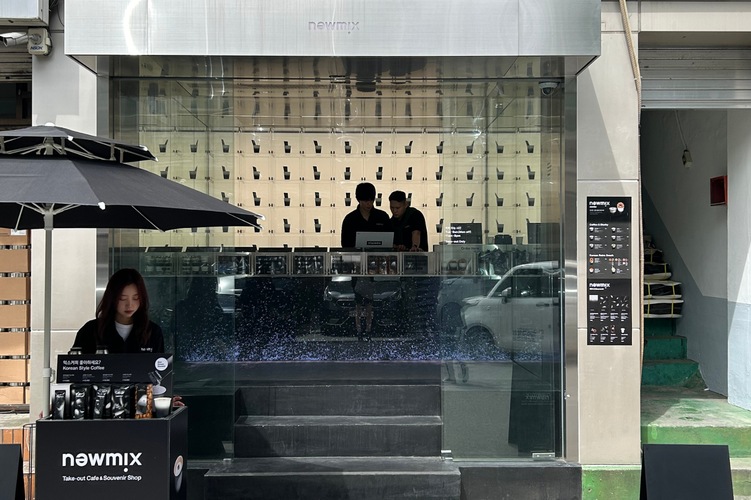 韓国のソウルに位置するニューミックスコーヒーの聖水店外観。店内には多数のコーヒーカップが並べられている。