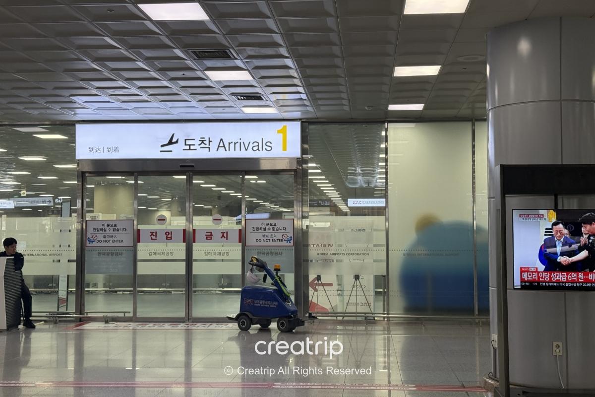 金海空港の到着ロビー案内表示