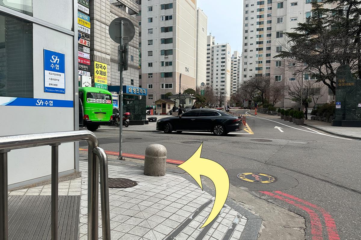 沿著路徑直走，朝著月火食堂繼續前行。