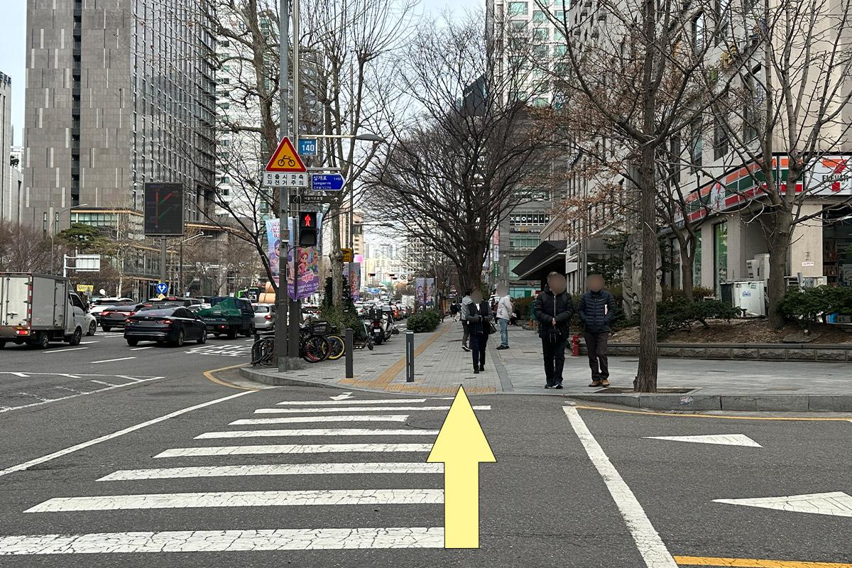 麻浦區域步道，通往月火食堂的方向指引。