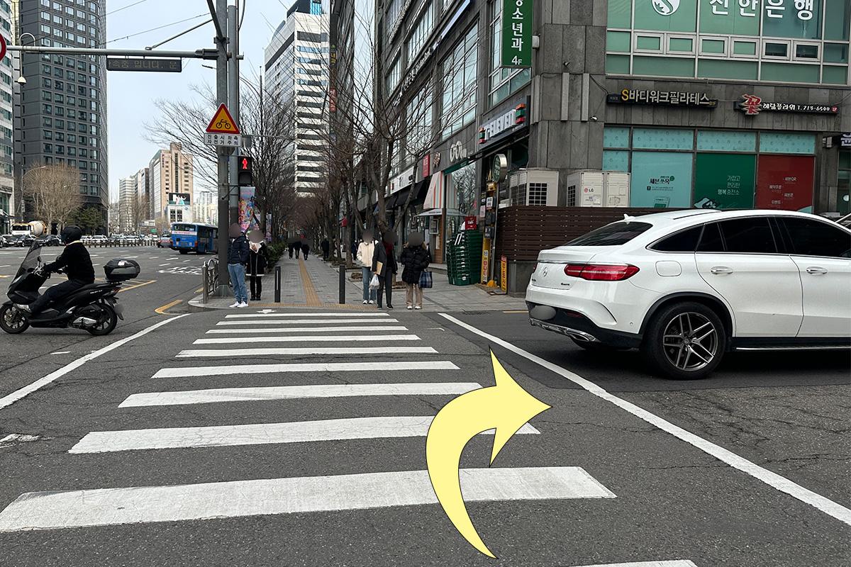 過馬路，前往月火食堂的途中。