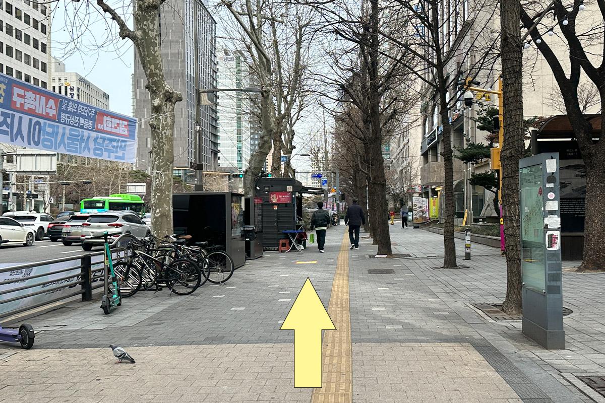 麻浦站出口環境，展示到月火食堂的行走方向。