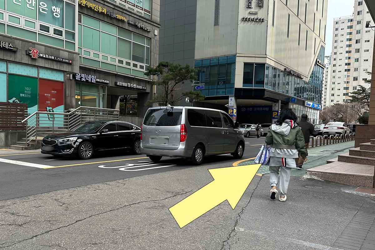 路口轉彎，展示到達月火食堂的方法。