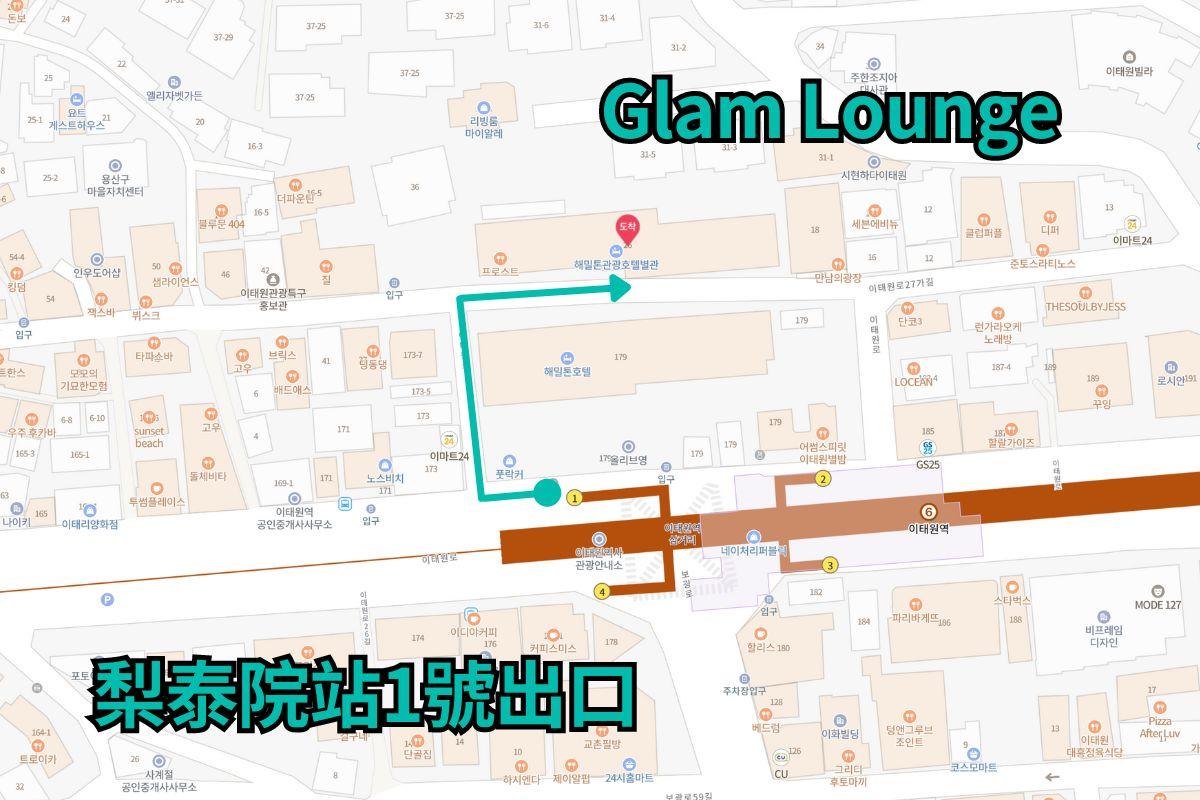 梨泰院站1号出口的夜间景象，附近的建筑和行人熙熙攘攘，展示出夜晚的繁忙与活力。