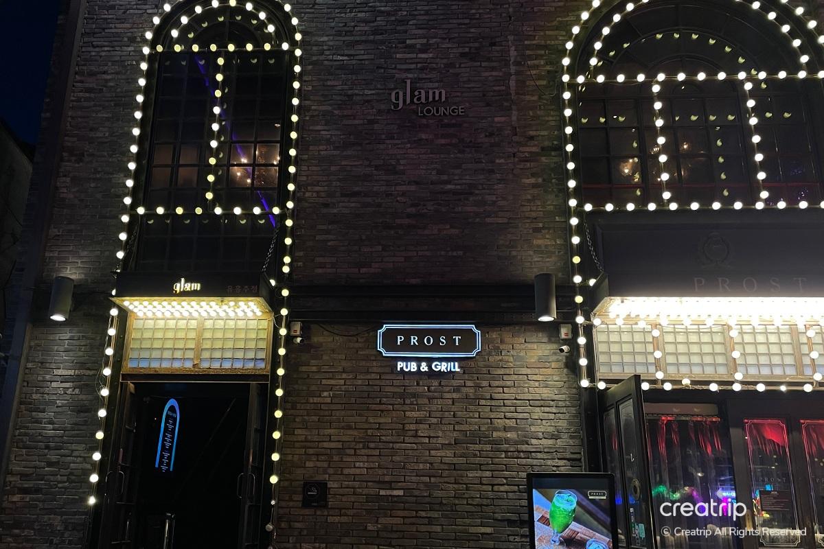 梨泰院的Glam Lounge，夜间景象展现出浓厚的都市夜生活氛围，适合休闲娱乐。