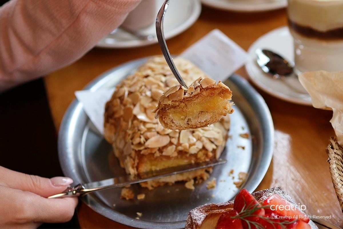 Teddy Beurre House內美式咖啡，帶著可愛的熊掌印記巧克力粉裝飾，營造出趣味和暖的飲用體驗。