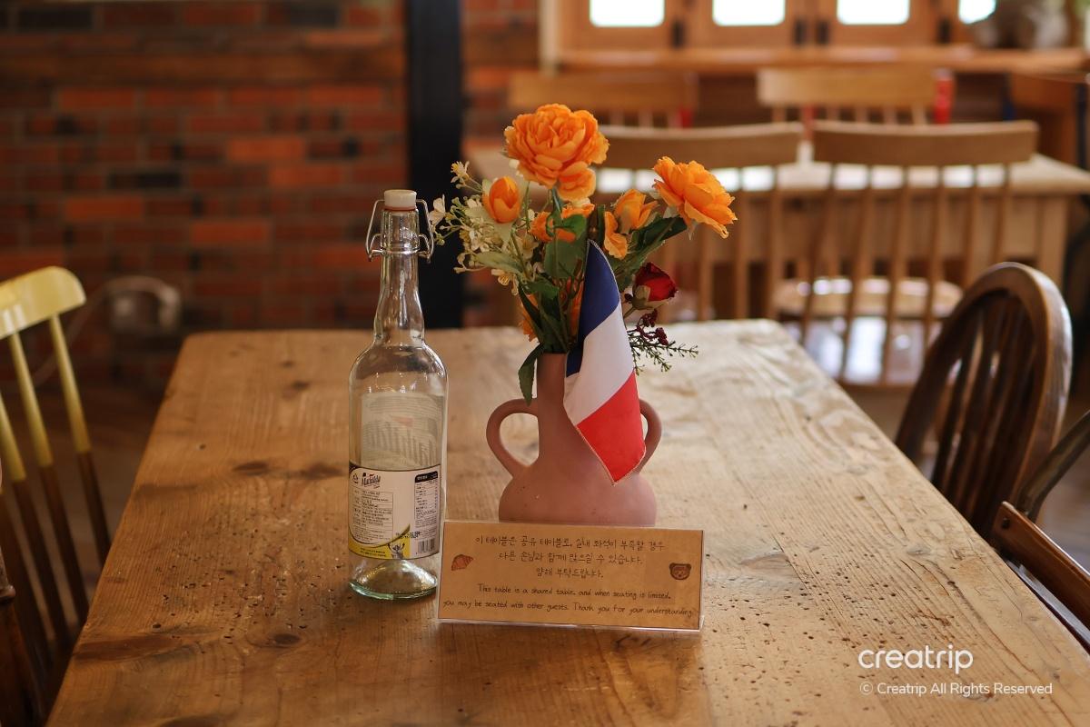 Teddy Beurre House的三層開心果法國焦糖奶油酥，每一層都有美味的開心果碎，搭配濃鬱的焦糖聞味。