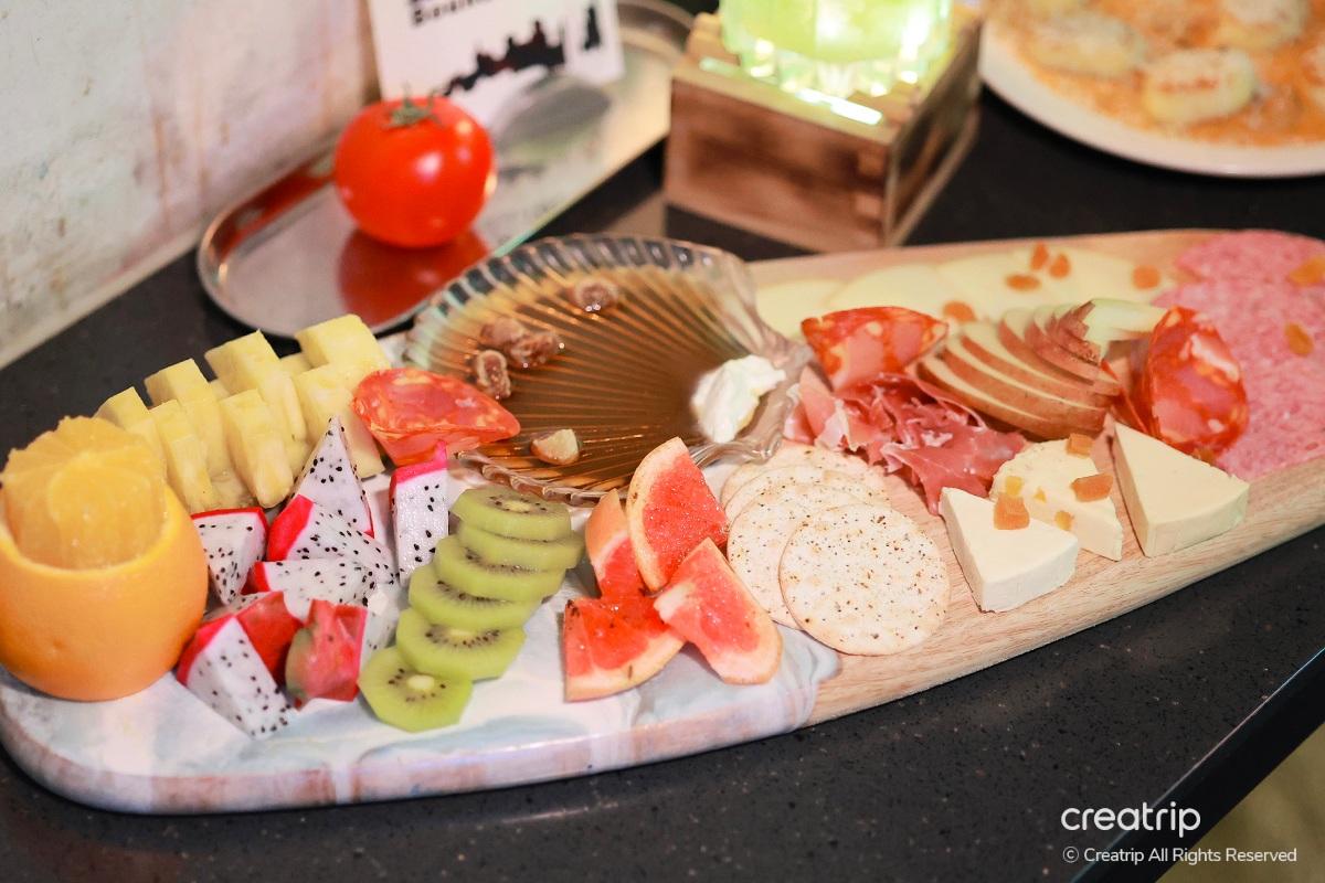 东大门 东大门设计广场 东大门历史文化公园站 水果拼盘 东大门历史文化公园站餐厅 水果沙拉 义式马铃薯饺 鸡尾酒 东大门鸡尾酒吧 威士忌 东大门餐厅 鸡尾酒吧 东大门调酒