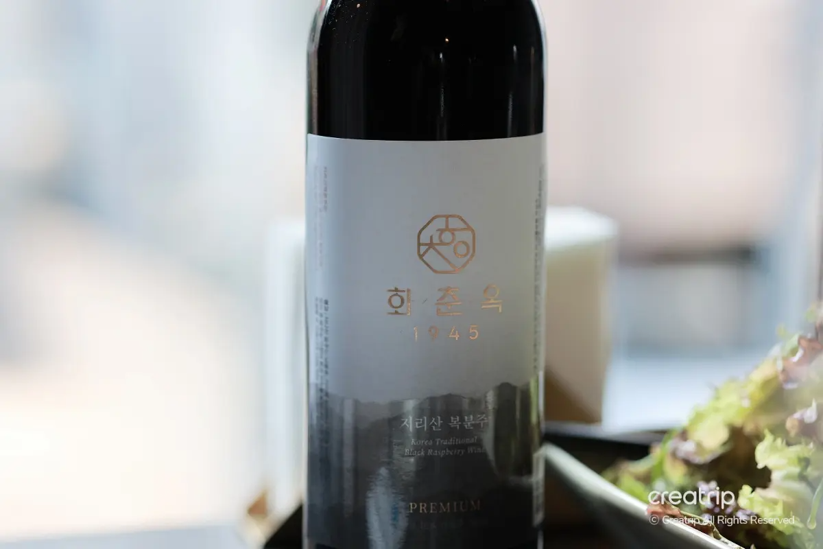 華春屋品牌酒瓶，展現傳統黑覆盆子酒精飲品