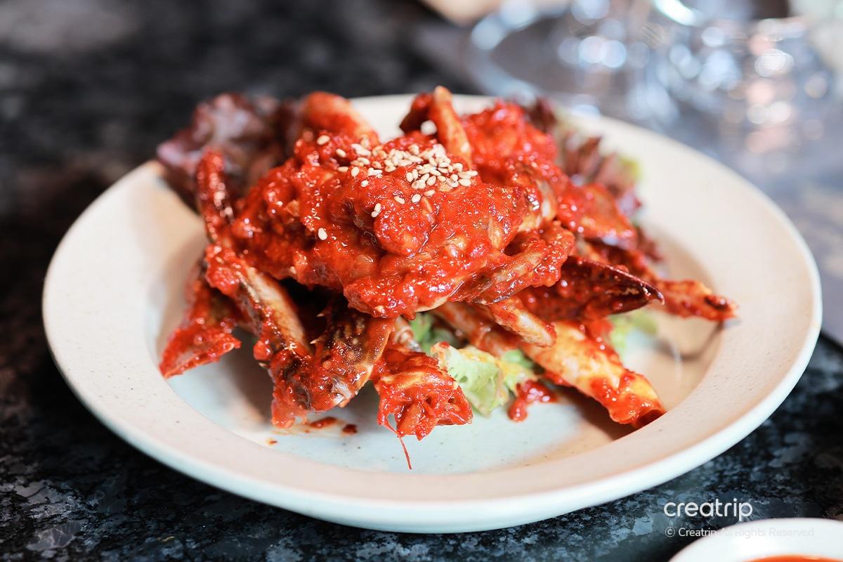 韓國辣醬蟹，紅辣醬和蟹鉗在碟子中