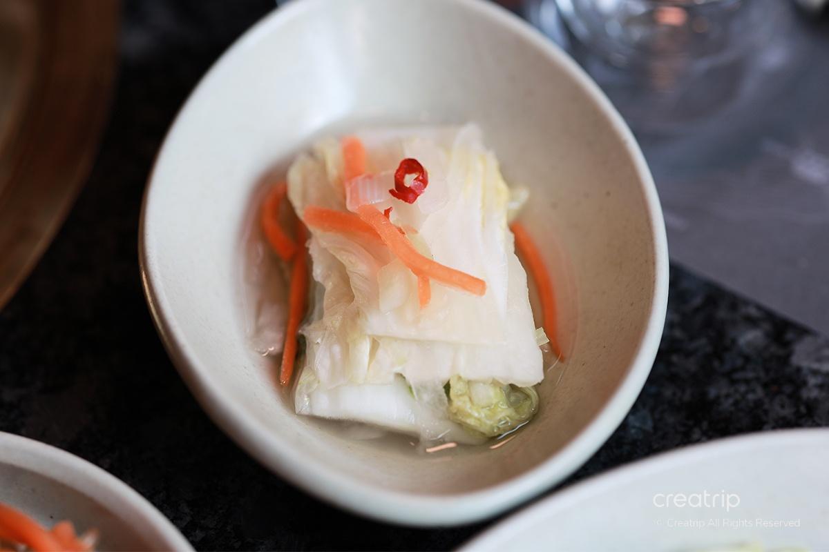 韓國泡菜，清淡的白色泡菜切片放在碟子中