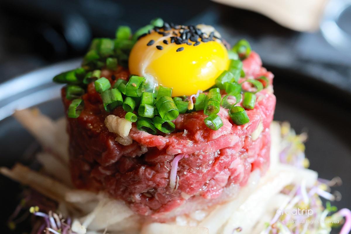 韓國生拌牛肉上面放有雞蛋黃和綴以小蔥