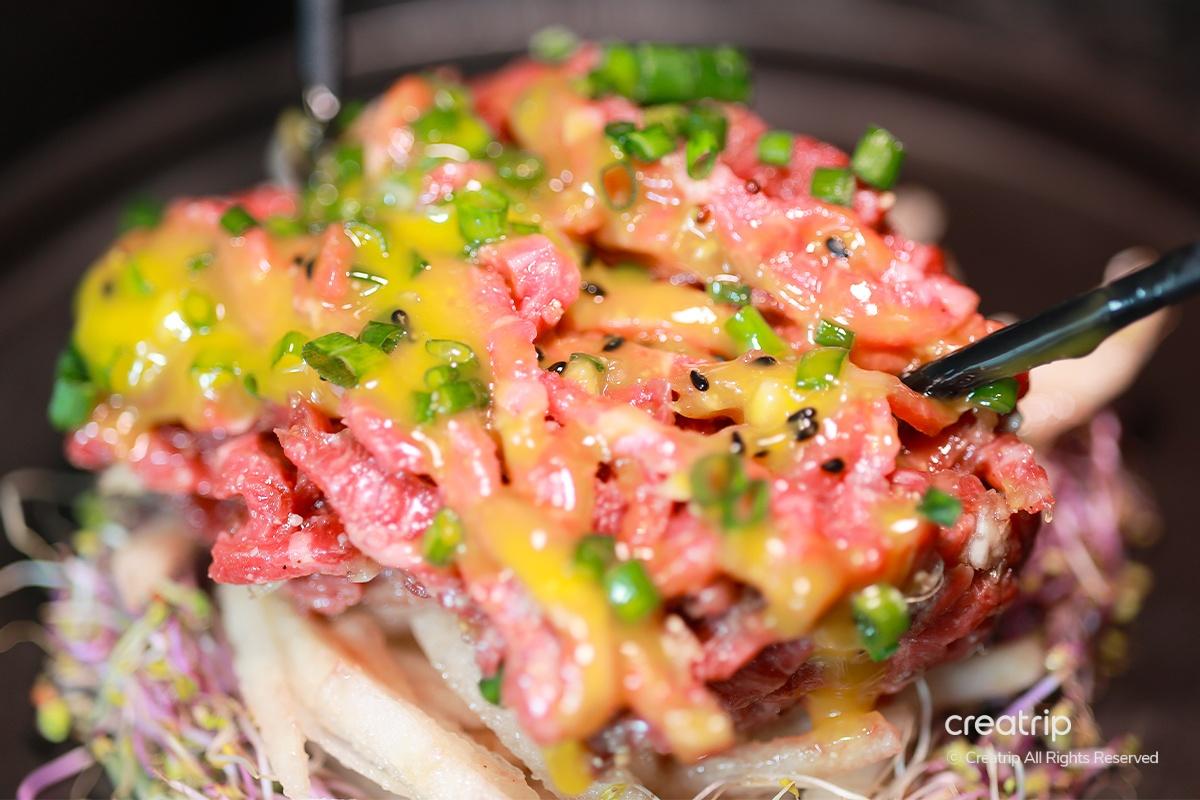 韓國生拌牛肉混合蛋黃，顯示肉的美味和細密的調料