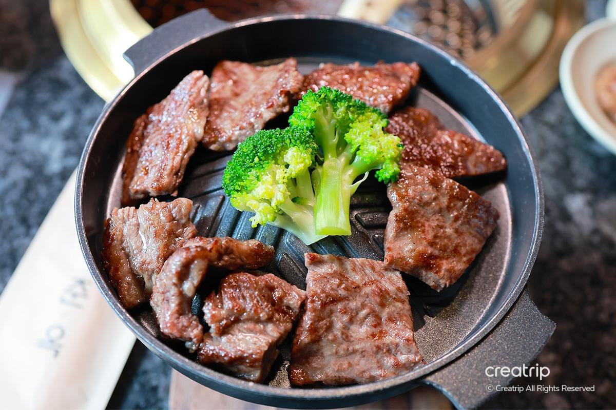 韓國烤牛肉排骨盤，上面還有綠色的花椰菜