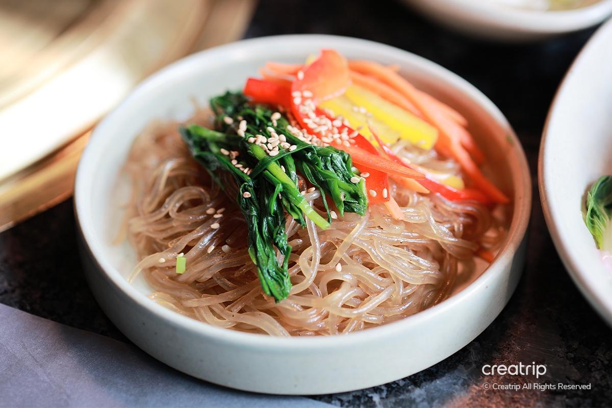 一道韓國傳統小菜雜菜，擺放在碗中