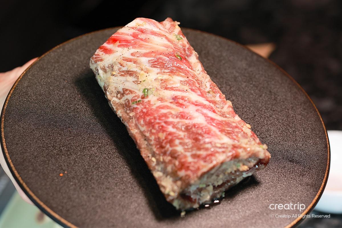 一大塊醃制的牛肉排骨，顯示巧妙的大理石花紋