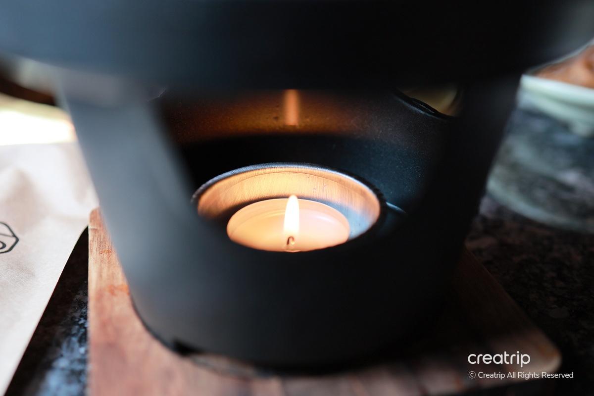 桌子上的小型火爐，用於保溫或烹調