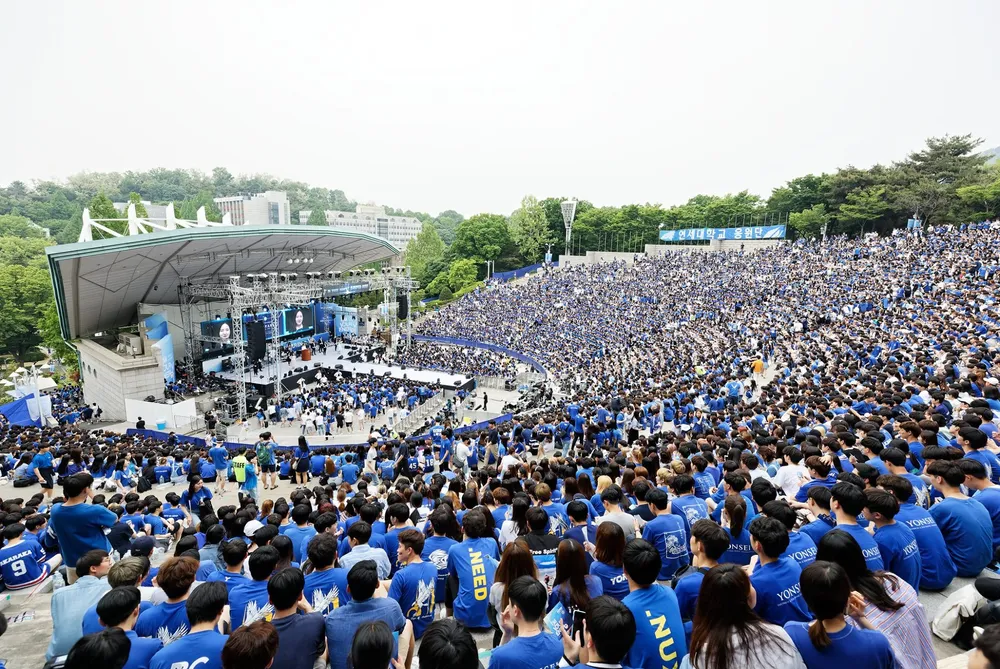The packed Open-air Theater at Yonsei University during the annual 'Akaraka' festival.