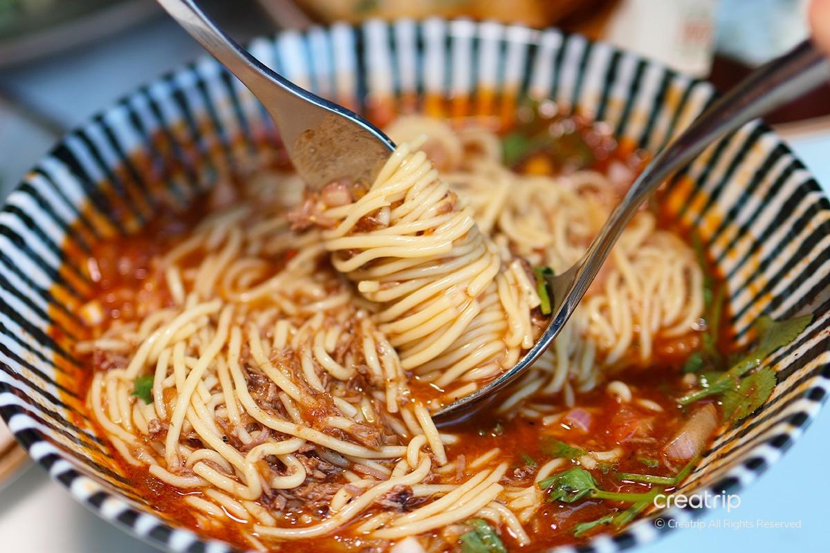 解酒汤面，丰富的细面条在汤中完美呈现，传统风味浓郁可口。