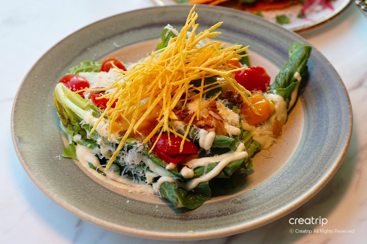 bistro MEXI的芒果凯撒沙拉，色彩鲜艳的摆盘，新鲜的生菜与水果组合。