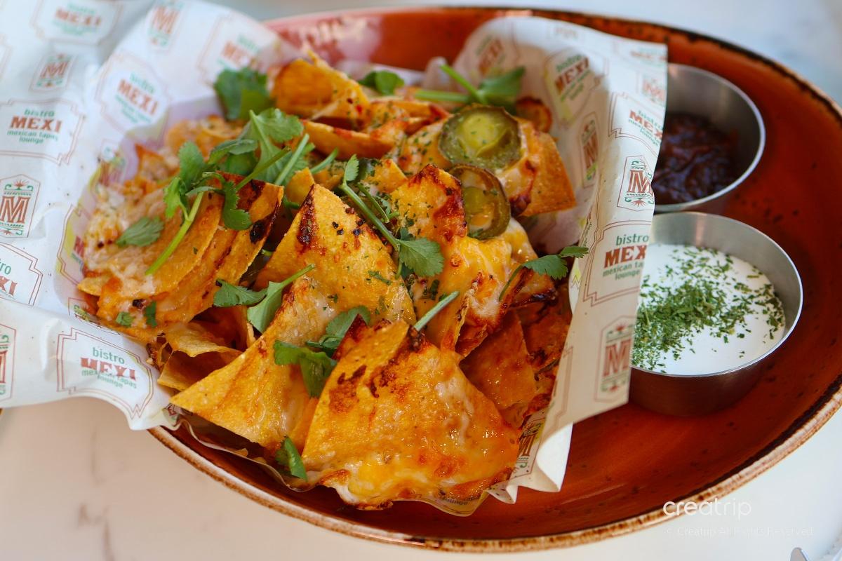 bistro MEXI的经典奶酪玉米片，配以多种调味料和香草，美味可口。