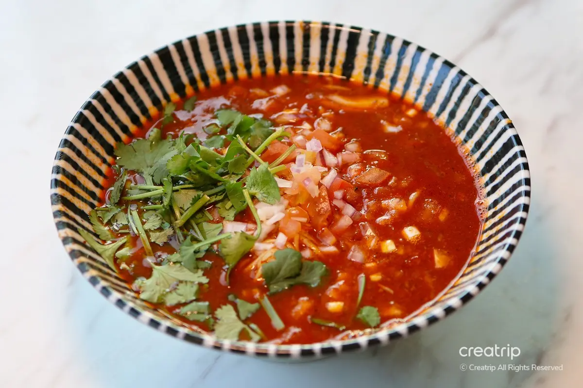 bistro MEXI的特制解酒汤，丰富的汤料和新鲜香菜，美味可口。