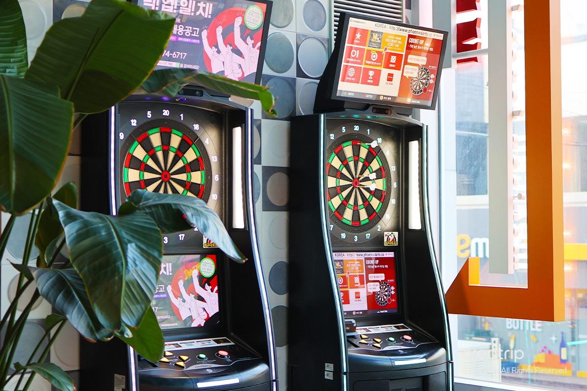 bistro MEXI的飞镖游戏区，提供用餐外的休闲娱乐选择，适合与朋友一起享受。