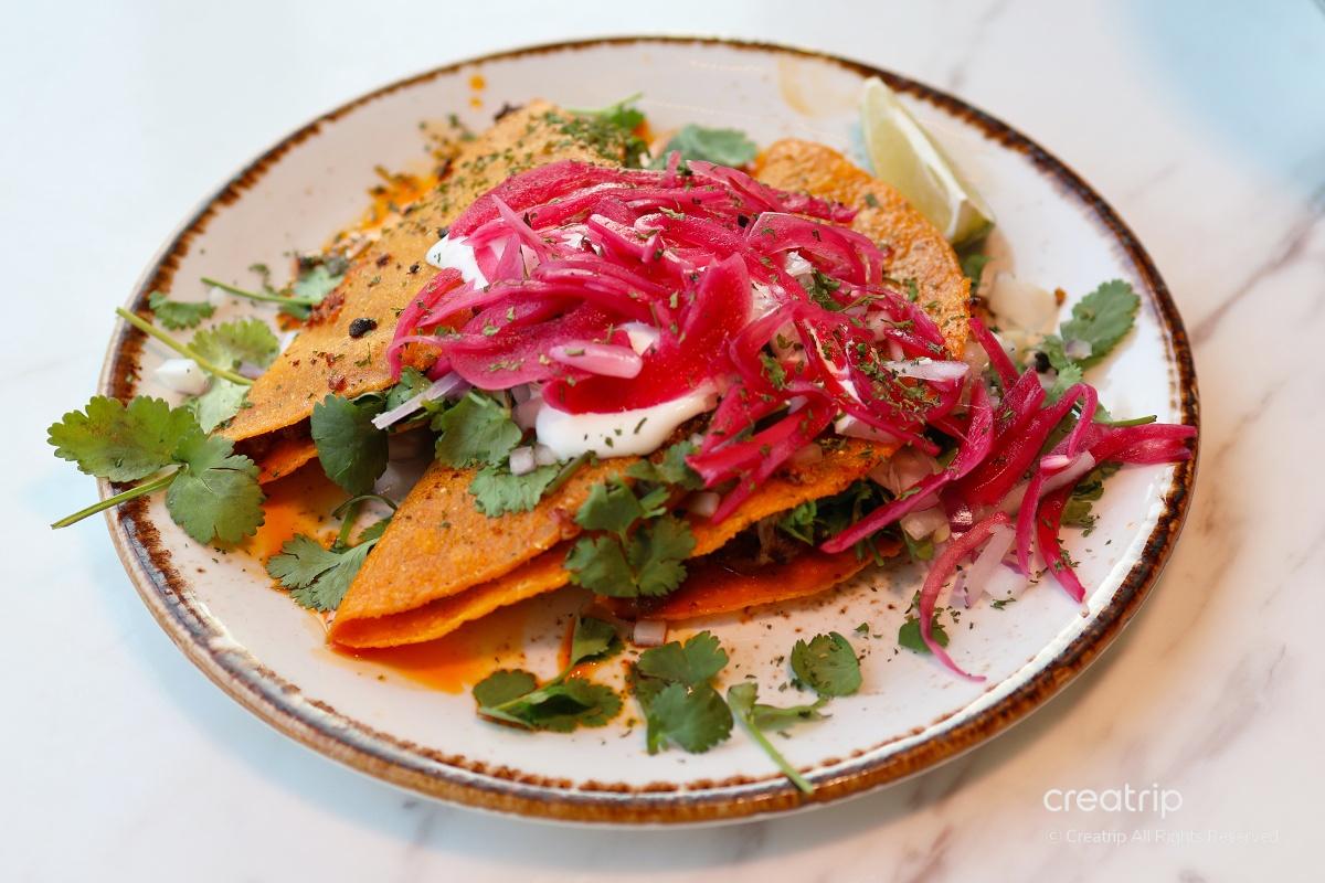 bistro MEXI的墨西哥烤肉，搭配新鲜的香菜和洋葱，有浓郁的风味和香气。