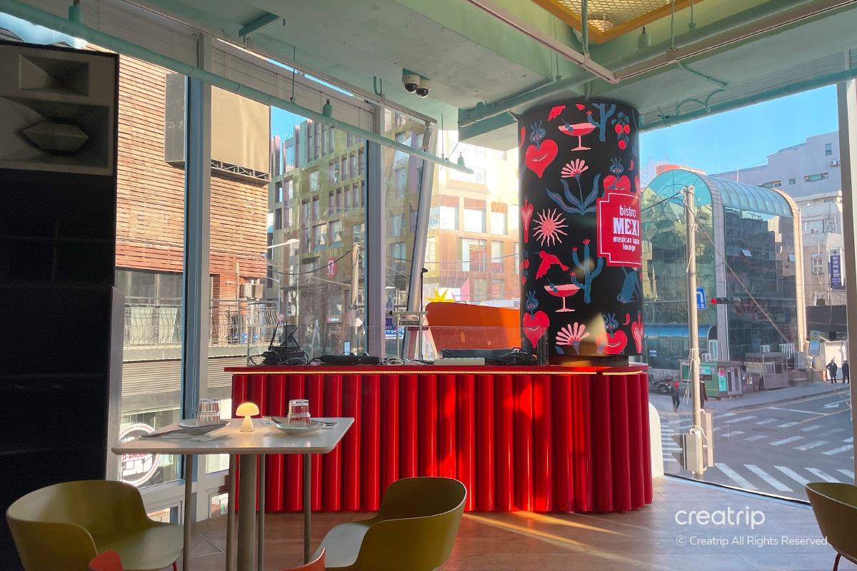 bistro MEXI餐厅内的用餐区，现代装饰搭配宽敞的环境提供舒适的用餐体验。