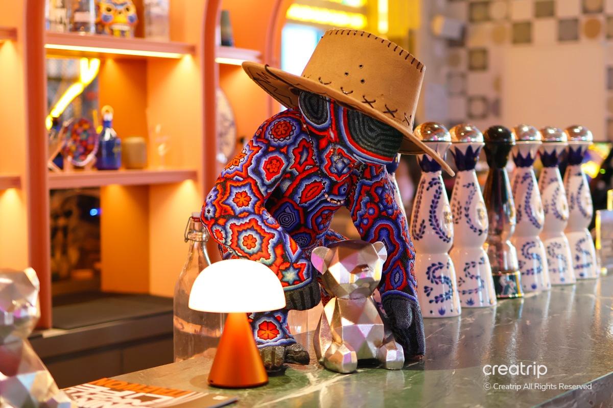 梨泰院bistro MEXI餐厅内的墨西哥风艺术装饰，色彩鲜艳且充满活力。