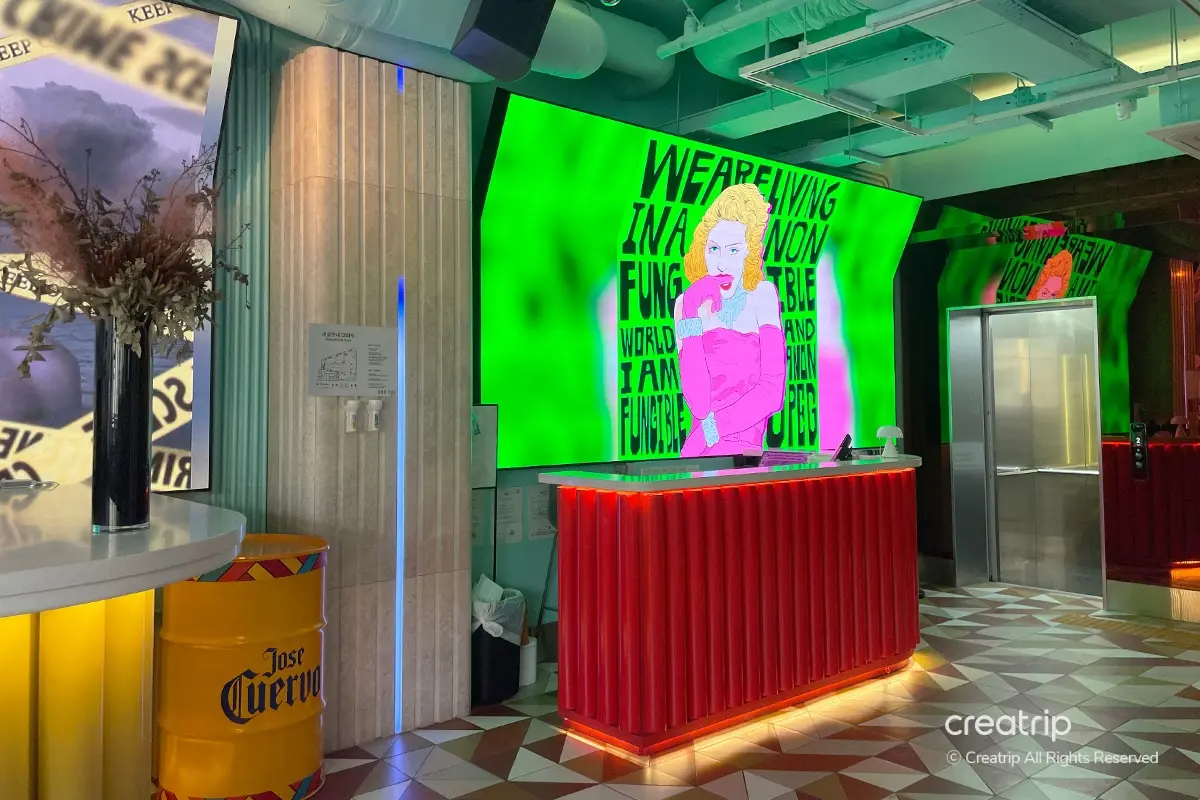 bistro MEXI餐厅的入口，现代艺术装饰和大型屏幕吸引眼球，适合拍照留念。