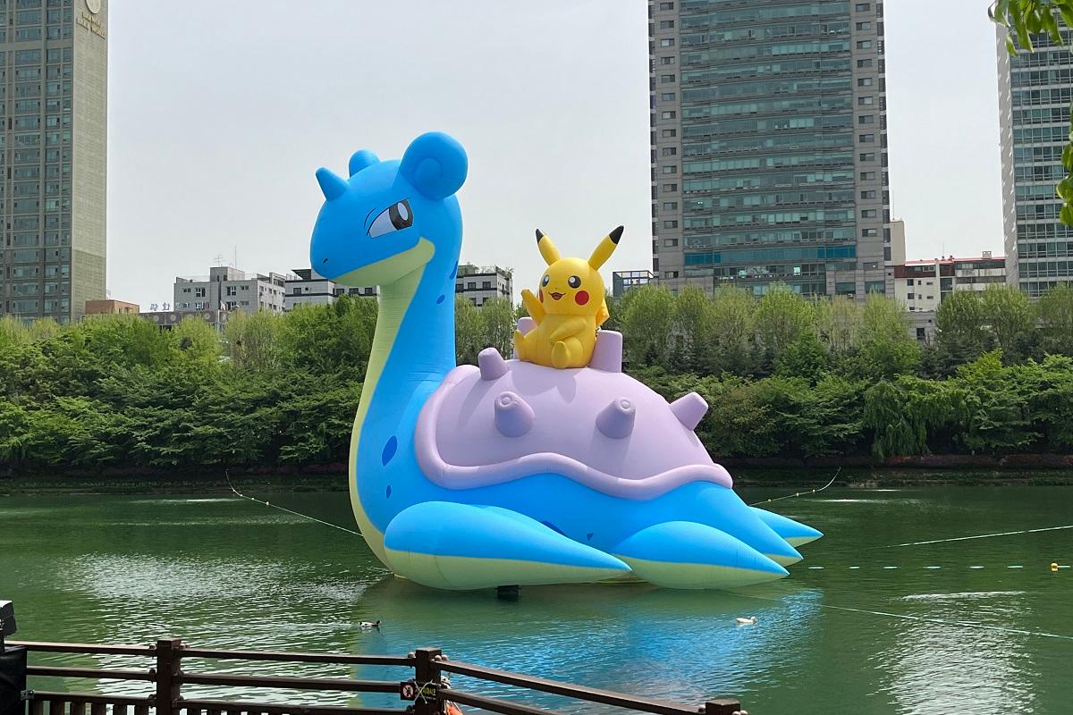 ロッテワールドタワー前に浮かぶラプラスとピカチュウの巨大バルーン、湖に設置されています。