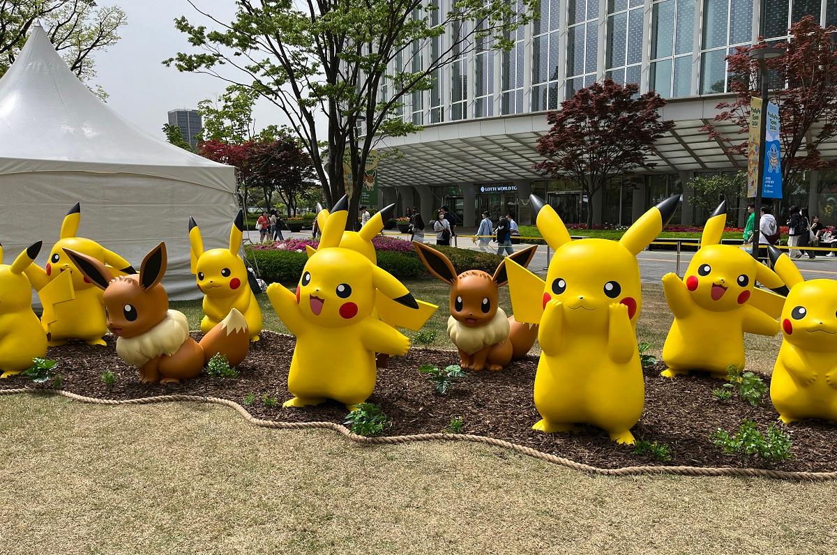 ロッテワールドタワー前に並ぶポケモンフィギュア、ピカチュウとイーブイが中心にいます。