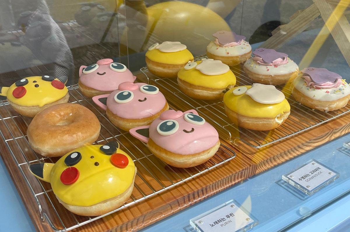 ポケモンタウンで販売されている、ピカチュウとプリンのデザインが施されたドーナツたち。