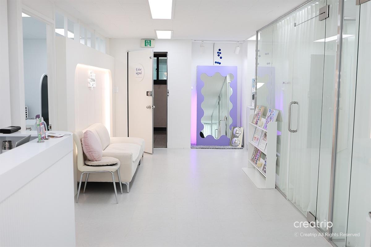 Color Signal лого болон хувийн өнгөний зөвлөхийн байршил, сэтгүүлтэй хувцасны ширхэг.