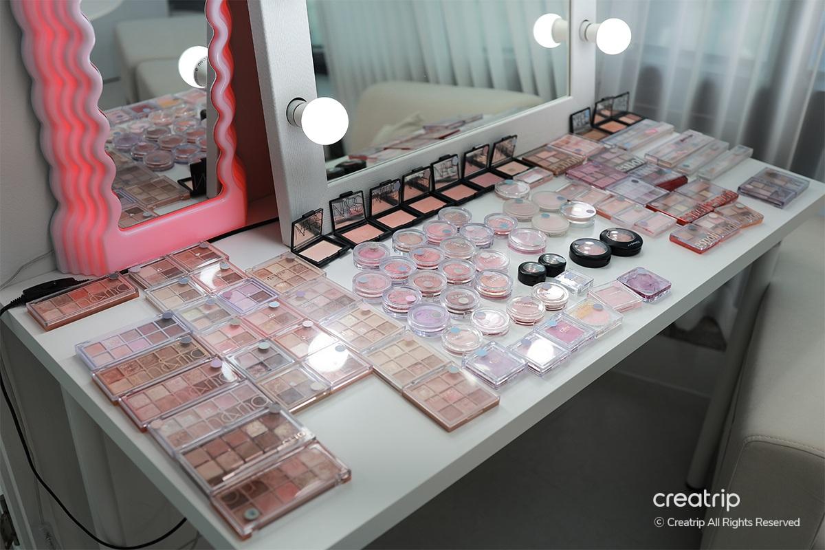 Өнгөлгөөний толь болон гоо сайхны бүтээгдэхүүнүүдийн тавиур дээр байрлуулсан хавтгайруулсан өнгөний зөвлөхүүд.