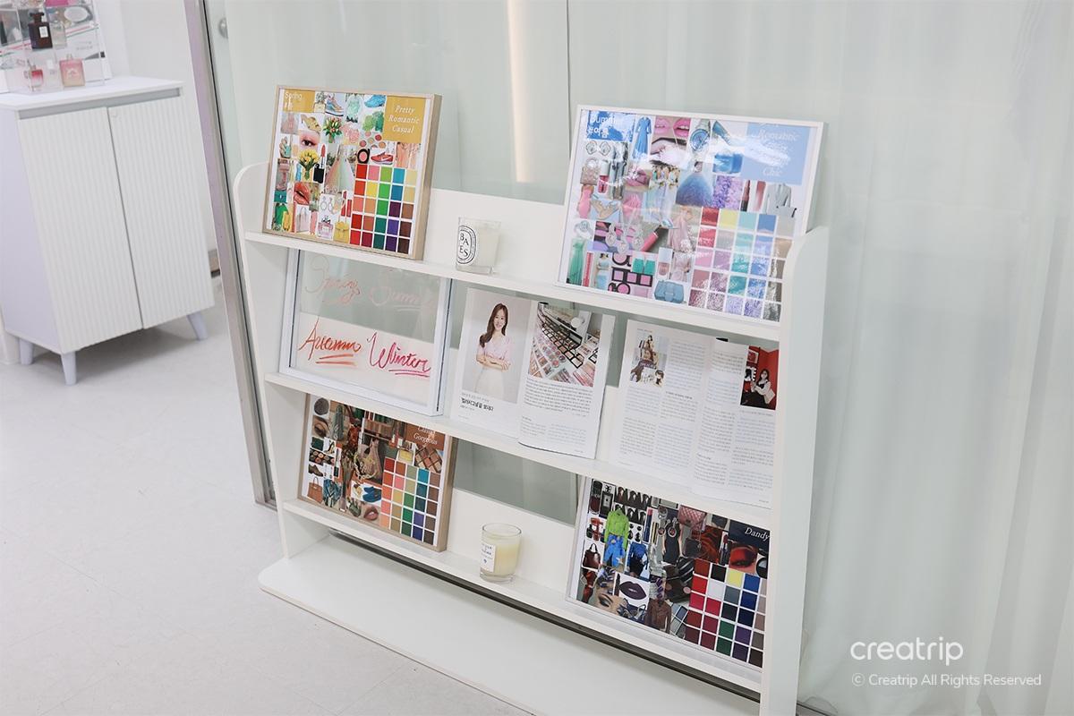 Зөвлөгөөний өрөөнд байгаа өнгөний зөвлөх номын тавиур, зуны болон хаврын өнгөний самбар.