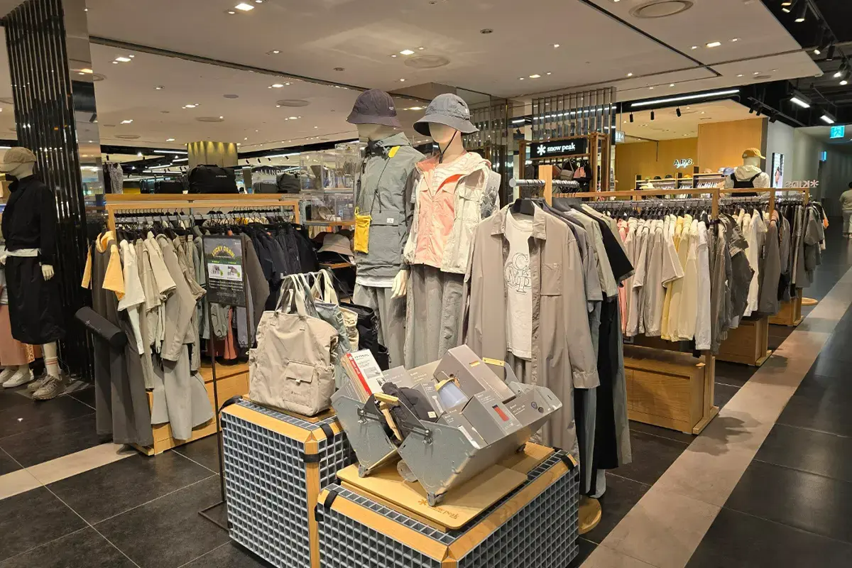 Snow Peakのアウトドアキャンプ用品コーナー。日本の伝統ブランドを提供。