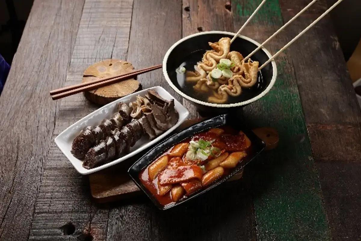 釜山イガネトッポッキを提供する韓国料理レストラン。人気メニューの盛り付け。