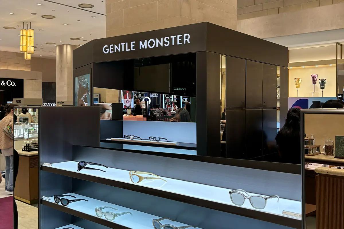 ร้าน GENTLE MONSTER แบรนด์แว่นตาชื่อดังจากเกาหลีที่เป็นที่รู้จักทั่วโลก มีการจัดแสดงแว่นตาหลากหลายสไตล์