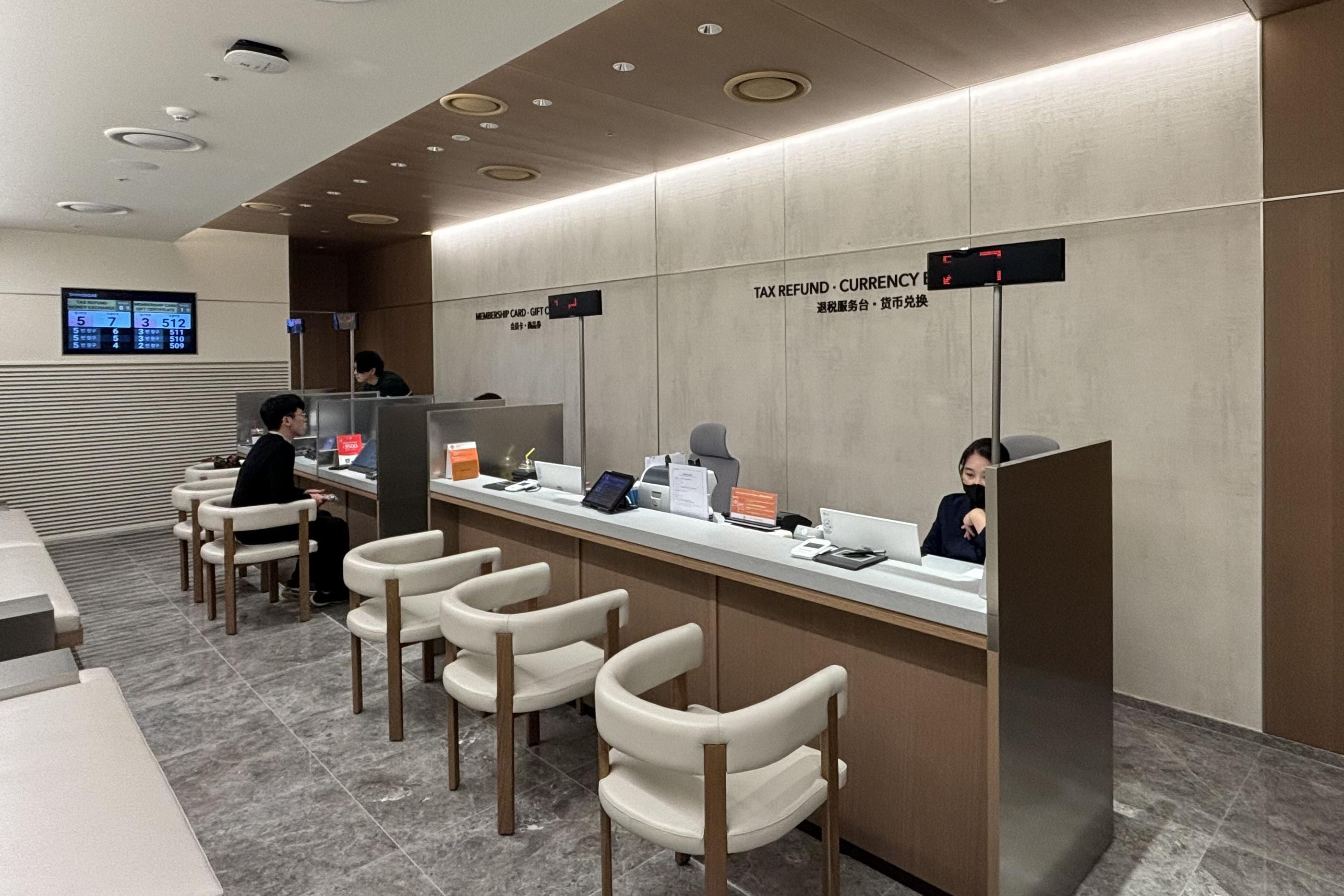 新世界百貨店外国人サービスセンター内部。税金還付サービスカウンターの様子。