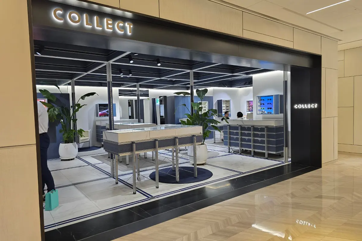 ภาพหน้าร้าน COLLECT ภายนอก จัดแสดงแบรนด์แว่นตาหรูหลากหลายแบรนด์ในร้านคัดสรรของ Shinsegae Department Store จัดวางอย่างเป็นระเบียบ
