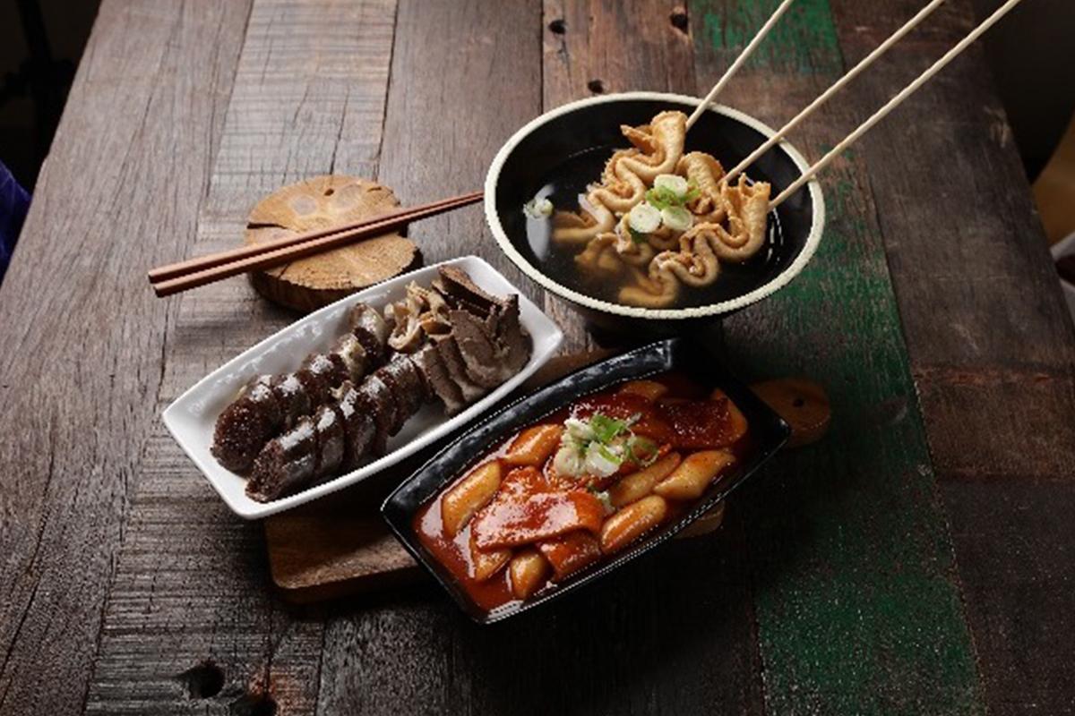 在百貨公司地下美食街享用李家辣炒年糕