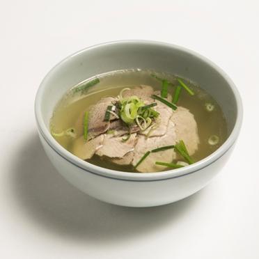 ภายในร้าน Gwanghwamun Gukbap ที่ตั้งอยู่ในย่านเมียงดง กรุงโซล พื้นที่กว้างและสะอาดตาต้อนรับลูกค้าและให้บริการกุกบับรสอร่อย