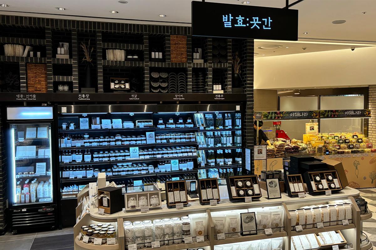韓国の発酵食品を販売する新世界百貨店の店舗。多様な伝統食品が揃う。