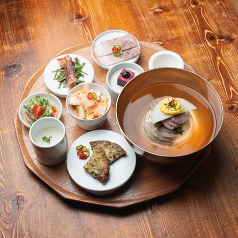 西關麵屋韓國傳統平壤冷麵和小菜，呈現精緻美食體驗